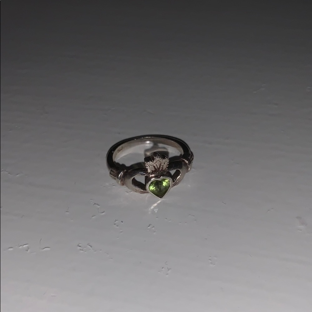 BRAND NEW peridot clauddagh ring, size 7